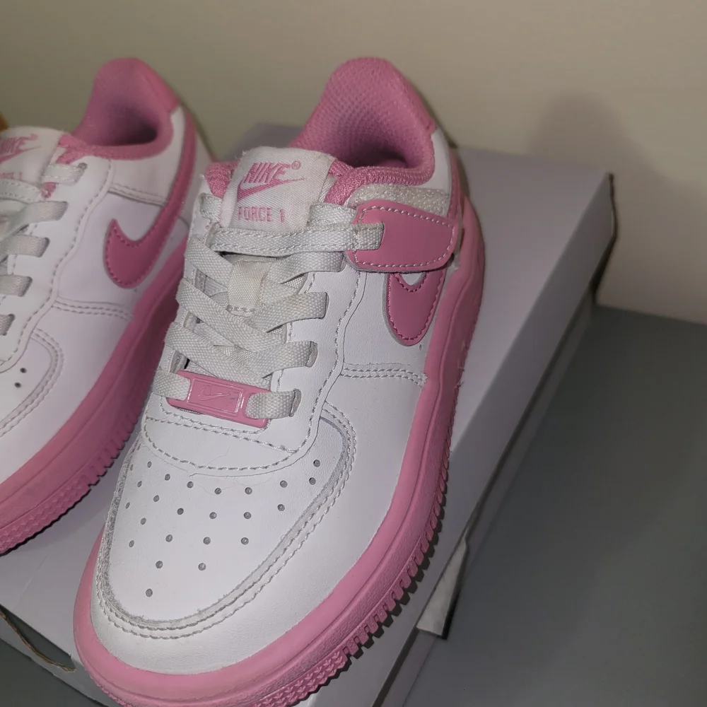 Girls Nike Air Force 1 Low Pink and White Sneakers - Picture 3 of 8